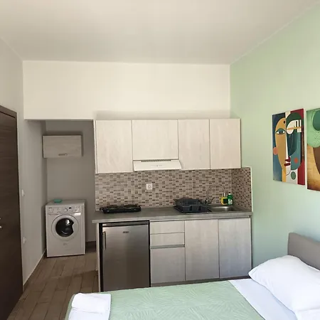 Lilian's Seaview-party Street-youth *