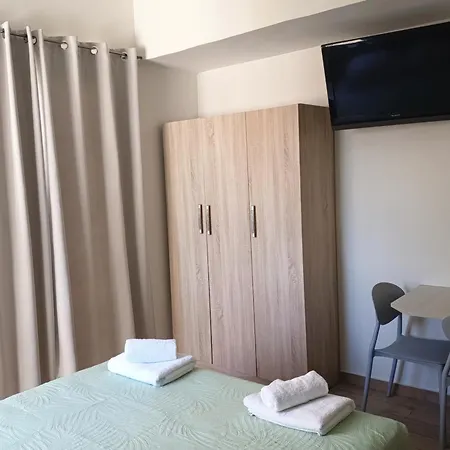 Lilian's Seaview-party Street-youth * Rhodes City